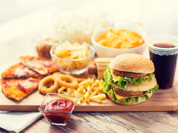 Thức ăn nhanh như pizza, pho mát, bánh quy, bánh mì kẹp thịt và khoai tây chiên cũng chứa hàm lượng cholesterol rất cao. Những thực phẩm này chứa chất béo chuyển vị sẽ làm tăng cholesterol xấu trong máu.