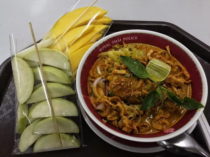 Cảnh sát Thái Lan có bữa trưa khá đơn giản.