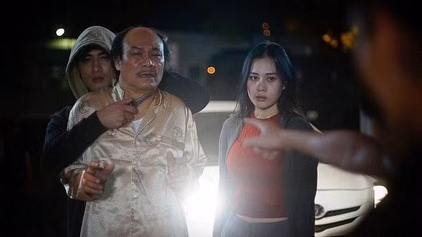 Bức ảnh trước đó đã từng bị lộ cho thấy Cảnh và Quỳnh có ý định lấy lão Cấn làm con tin để bỏ trốn.