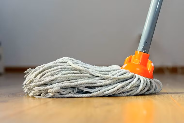 Việc vệ sinh nhà cửa không theo quy trình có thể khiến bạn chạy đi chạy lại mang theo bụi bẩn khắp nhà đến cả những nơi mà bạn vừa mới lau chùi. Tốt nhất là bạn nên lau dọn từ trên xuống dưới và trái sang phải để nhà cửa sạch sẽ hơn.