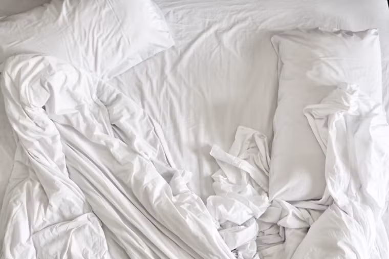 Vỏ đệm là nơi sinh sản của những con ve bụi gây hại nhưng bạn có thể hiếm khi làm sạch nó. Mỗi tháng một lần, hãy giặt vỏ đệm bằng nước nóng để tiêu diệt vi khuẩn.