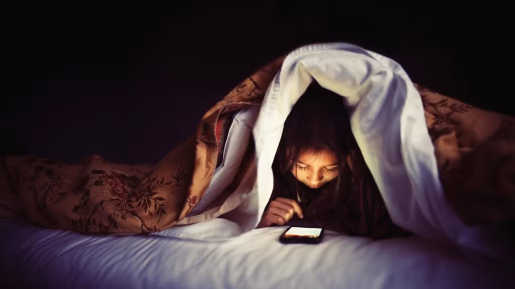 “Dính mắt” vào các thiết bị công nghệ: Việc luôn "dính chặt" với các thiết bị công nghệ trong ngày nghỉ có thể gây nhiều tác hại đối với sức khỏe, từ giảm khả năng tập trung và năng suất làm việc đến khó ngủ và stress nặng. Ảnh: Internet.