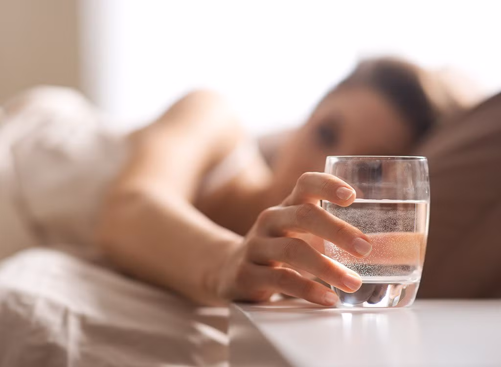 Uống ít nước: Chỉ mất nước ở mức nhẹ - ít nhất là 2% mức chất lỏng – bạn cũng có thể bị mất mức năng lượng đáng kể. Không uống đủ nước có thể khiến cơ thể mệt mỏi, đau đầu, chóng mặt, ảnh hưởng đến hoạt động của hệ tim mạch, thận, gan...