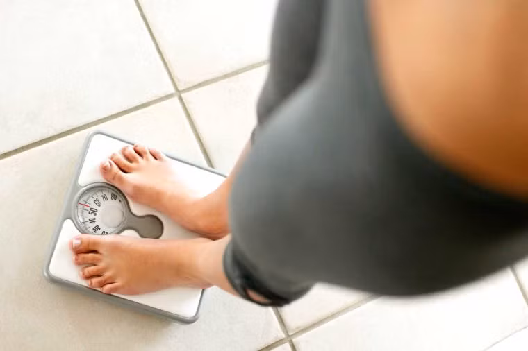 Sút cân: Gan là cơ quan chính giúp cơ thể chúng ta trao đổi chất. Chức năng gan suy giảm sẽ khiến bạn bị sút cân. Sút cân được coi là một trong những triệu chứng quan trọng nhất của giai đoạn đầu ung thư gan.