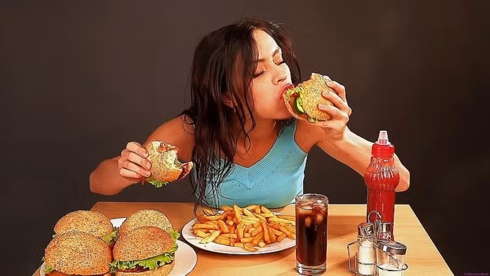 Thói quen chế độ ăn uống có thể là nguyên nhân gây ung thư vú: Nghiên cứu được xuất bản bởi Hiệp hội Ung thư Hoa Kỳ đã chỉ ra rằng một chế độ ăn uống không lành mạnh góp phần vào khoảng 30%-40% trường hợp ung thư vú mỗi năm trên toàn cầu. Kết quả nghiên cứu cho thấy phụ nữ có chế độ ăn uống bao gồm rất nhiều chất béo bão hòa hoặc chất béo chuyển hóa dễ bị ung thư vú hơn.