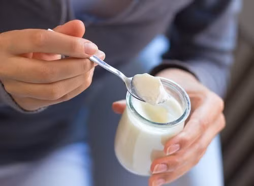 Sữa chua tạo điều kiện thuận lợi cho việc tiêu hóa. Vì vậy, việc ăn sữa chua trong bữa sáng hoặc sau bữa sáng đều đặn có thể bảo vệ ruột và hệ tiêu hóa khỏi độc tố và vi khuẩn xấu. Ảnh: Boldsky.