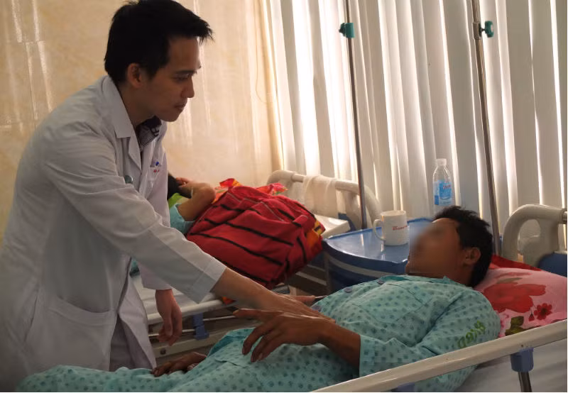 Người bệnh được chăm sóc tại khoa nam học BV Bình Dân.