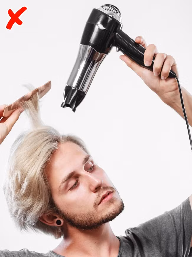 Làm khô tóc đúng cách: Để tóc nhanh dài, tránh xa các dụng cụ làm nóng tóc như máy sấy tóc, duỗi tóc và dụng cụ uốn tóc.