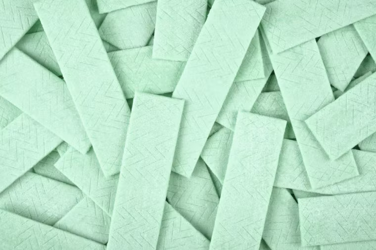 Kẹo cao su có thể khiến bạn bị đầy bụng: Nhai kẹo cao su dẫn đến nuốt không khí, gây chướng bụng và đầy hơi. Ảnh: RD. 