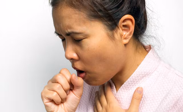 Siro quất trị ho cảm: Công thức đơn giản đó là hồng bì 50g, vỏ rễ dâu hay còn gọi tang bạch bì 50g, củ sả 50g, củ bách bộ 50g, ô mai 50g, cát cánh 50g, hạnh nhân 50g, kinh giới 50g, cam thảo 50g, bạc hà 50g.