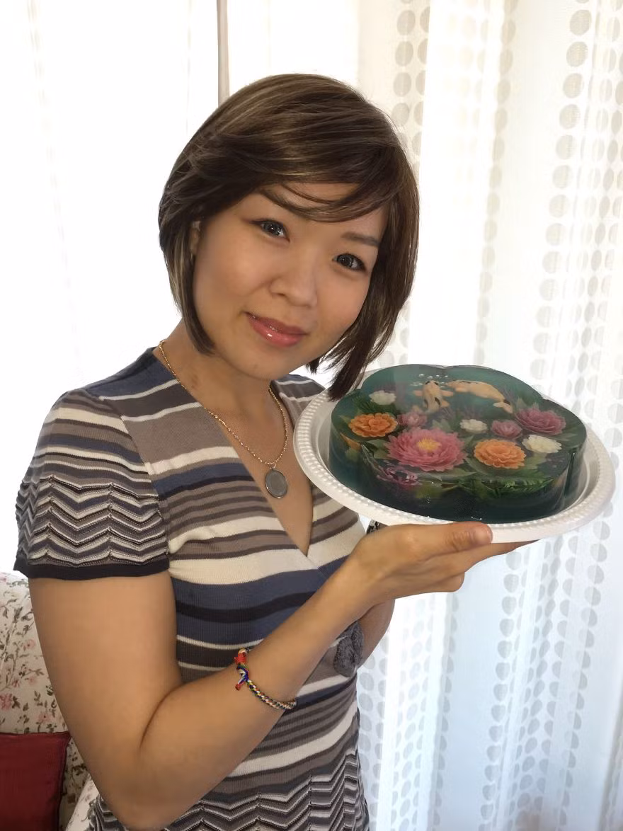 Siew Heng Boon bên tác phẩm của mình.