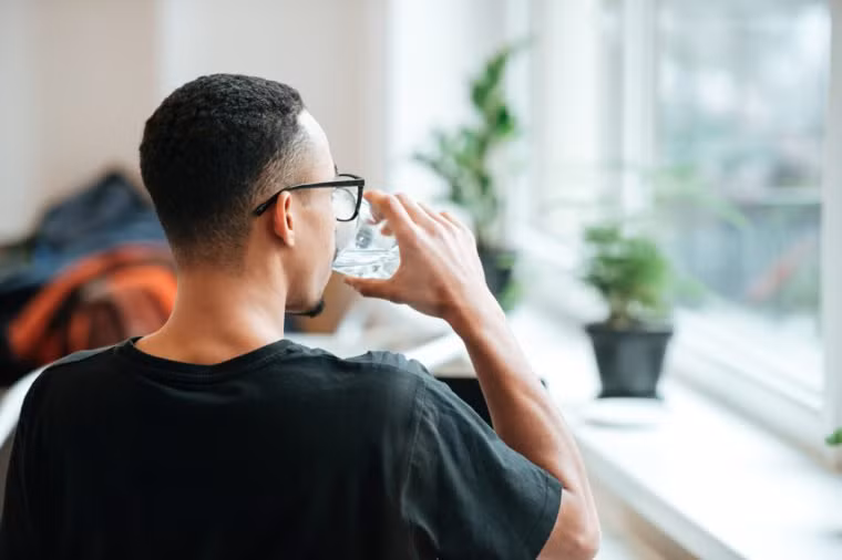 Mất nước: Nôn và tiêu chảy có thể dẫn đến mất nước và các muối khoáng quan trọng. Đây là một biến chứng nghiêm trọng của ngộ độc thực phẩm, cần đến viện kiểm tra ngay.