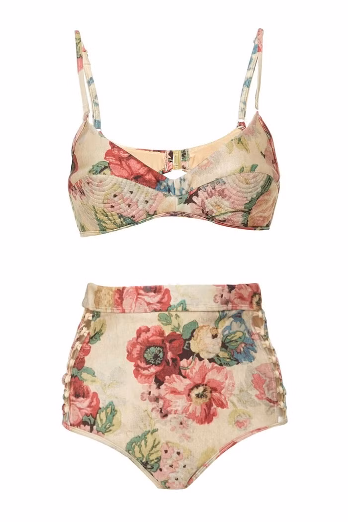 Bikini in hoa Với những cô gái yêu thích phong cách hơi hướng hoài cổ, bikini in hoa nhẹ nhàng, nữ tính là sự lựa chọn phù hợp nhất.