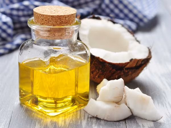 Massage bắp đùi bằng dầu dừa ấm trong 10-15 phút và để yên trong 30 phút sẽ giúp đốt cháy chất béo thành năng lượng. Bạn nên rửa bằng nước sau 30 phút.