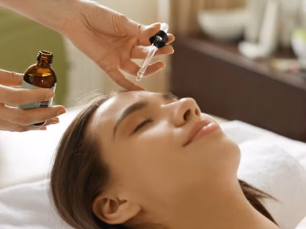 Nhiều blogger làm đẹp của Hàn Quốc và Châu Á khuyên dùng serum trước khi bôi kem dưỡng ẩm và ngay sau khi rửa mặt giúp làm săn chắc làn da và tăng hiệu quả của kem giữ ẩm.