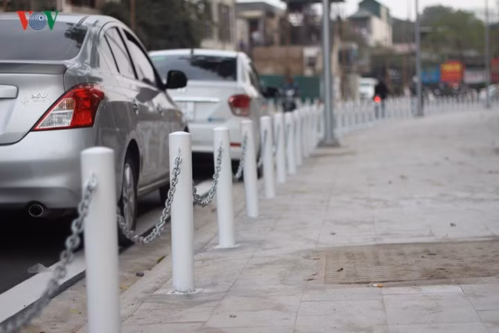 Hai bên vỉa hè đường Nguyễn Đình Chiều được lát đá tự nhiên.