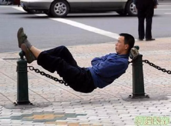 Thế ngủ này thật sự nguy hiểm bởi bạn có thể ngã bất cứ lúc nào.