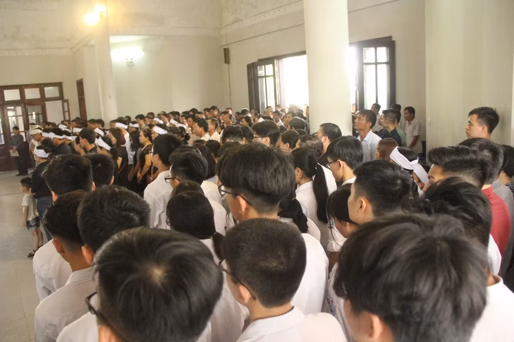 Tại lễ viếng, hàng trăm người đến bày tỏ thương xót với anh Hùng và chia sẻ nỗi đau của gia đình.