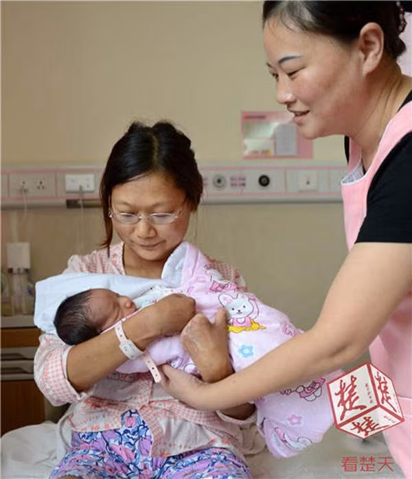 Chị Quỳnh Mẫn hạnh phúc ôm cậu con trai mới sinh. Chị Quỳnh Mẫn hạnh phúc ôm cậu con trai mới sinh.