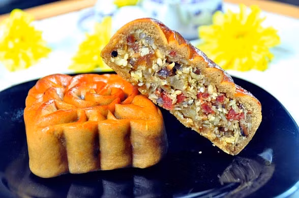 1. Không ăn thay bữa sáng Nhiều người thích ăn bánh trung thu nên có thể ăn mọi lúc, thậm chí còn thay cho bữa sáng hay một bữa nào đó trong ngày. Đây thật sự là sai lầm bởi nó gây ra sự mất cân bằng dinh dưỡng cho cơ thể. Bánh trung thu có chứa lượng đường cao và nếu ăn vào buổi sáng, lượng đường trong máu sẽ tăng lên, khiến bạn cảm thấy mệt mỏi, không chỉ ảnh hưởng đến sức khỏe mà còn cả tâm trạng của bạn. 