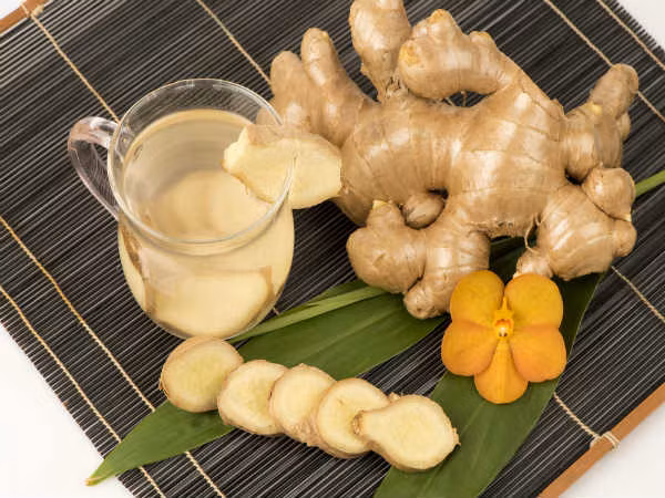 Gừng là phương thuốc tuyệt vời để giảm đau đầu khi ngủ dậy. Nó giúp giảm viêm các mạch máu. Bạn có thể uống nước gừng hay trà gừng để giảm bớt đau đầu.