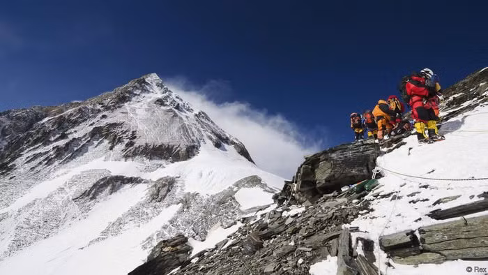 Có khoảng 200 xác chết nằm lại trên đỉnh núi Everest nằm trải từ chân núi lên đến đỉnh.