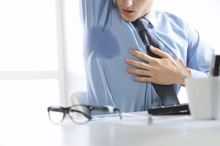 Đổ mồ hôi bất thường: Dù chẳng vận động gì trước đó nhưng bạn vẫn đổ mồ hôi nhễ nhại thì có thể là do bệnh cường giáp gây ra. Tuyến giáp có trách nhiệm điều tiết sản xuất năng lượng cho cơ thể. 