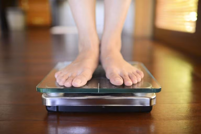 Tăng giảm cân không kiểm soát: Người mắc bệnh suy giáp thì hormone tuyến giáp sẽ bị sụt giảm nên làm chậm quá trình trao đổi chất và khả năng đốt cháy calo dư thừa, từ đó khiến bạn tăng cân không kiểm soát.
