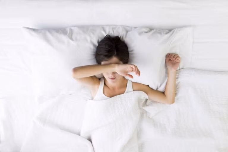 Thay đổi giấc ngủ thất thường: Nếu bạn luôn là một người ngủ ngon nhưng đột nhiên không thể ngủ tròn giấc mỗi đêm, nó có thể báo hiệu bệnh tuyến giáp. Khi tuyến giáp hoạt động quá mức sẽ bơm ra một số kích thích tố nhất định (triiodothyronine, được gọi là T3 và thyroxine, được gọi là T4), có thể kích thích hệ thống thần kinh trung ương và dẫn đến mất ngủ.