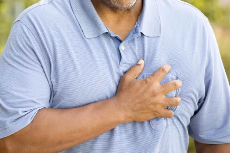 Tăng huyết áp: Hormone từ tuyến giáp có ảnh hưởng lớn cả đến vấn đề tim mạch, hormone thường kích thích làm tăng giảm nhịp tim và sức bơm máu, vì vậy dẫn đến tình trạng tăng giảm huyết áp. Ảnh: RD.