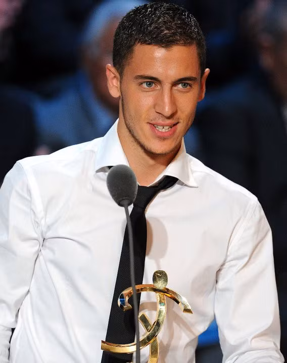 Eden Hazard trông rất thanh lịch trong áo sơ mi trắng, thắt cà vạt đen.