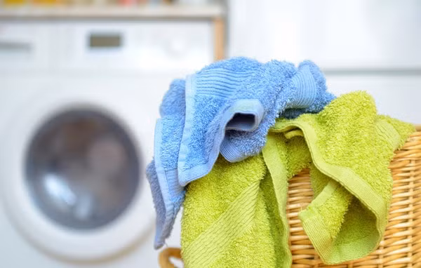 Khăn mặt hay khăn tắm cũ là những vật dụng nhà tắm dễ tích tụ lượng lớn vi khuẩn. Do vậy, bạn cần thường xuyên giặt và phơi khăn tắm ở nơi khô ráo và thay mới sau khi dùng khoảng 2-3 tháng.