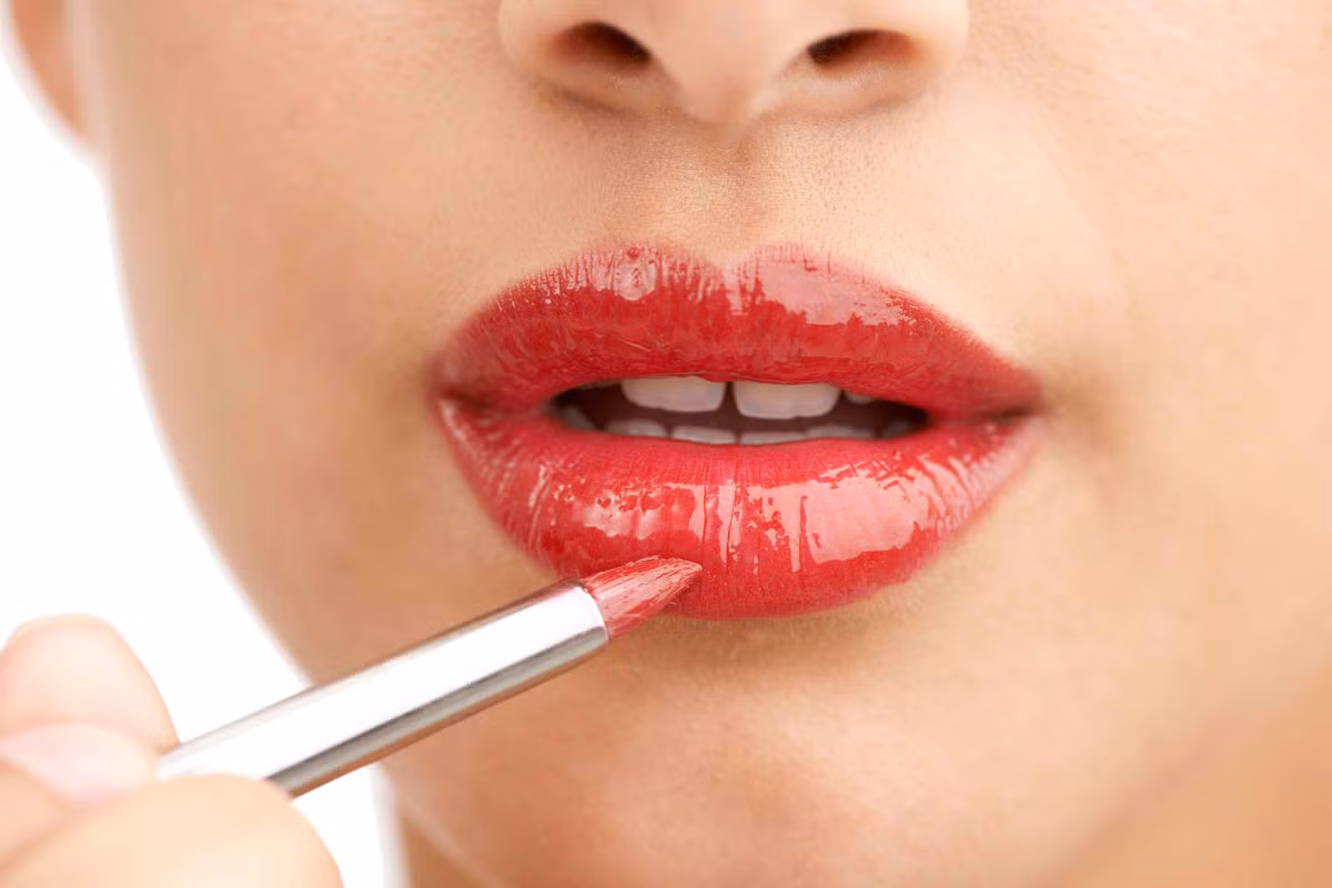 Với son bóng, thay vì tô lên cả đôi môi, bạn chỉ nên chấm nhẹ. Tô nhẹ nhàng ở phần trung tâm của môi dưới sẽ khiến đôi môi hấp dẫn và căng mọng hơn rất nhiều.