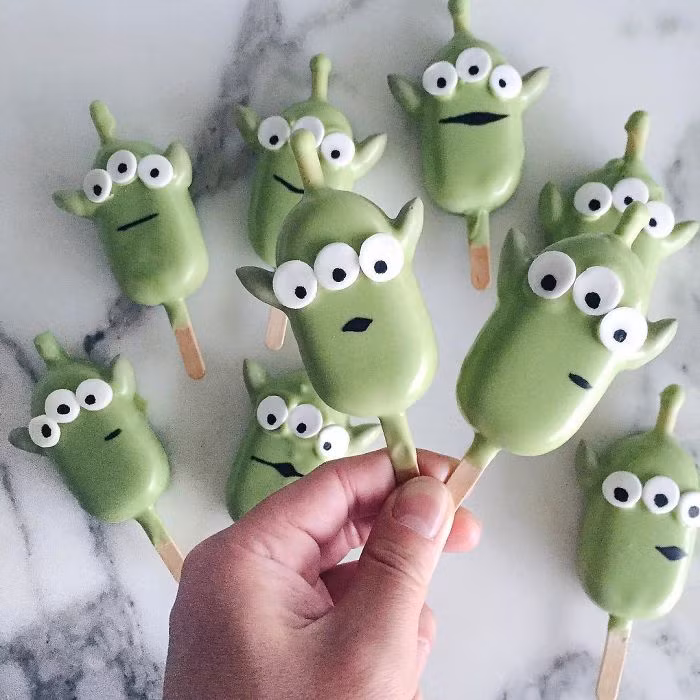 Có em bé nào kìm lòng được trước sự hấp dẫn của những chiếc bánh ngọt kẹo mút này.