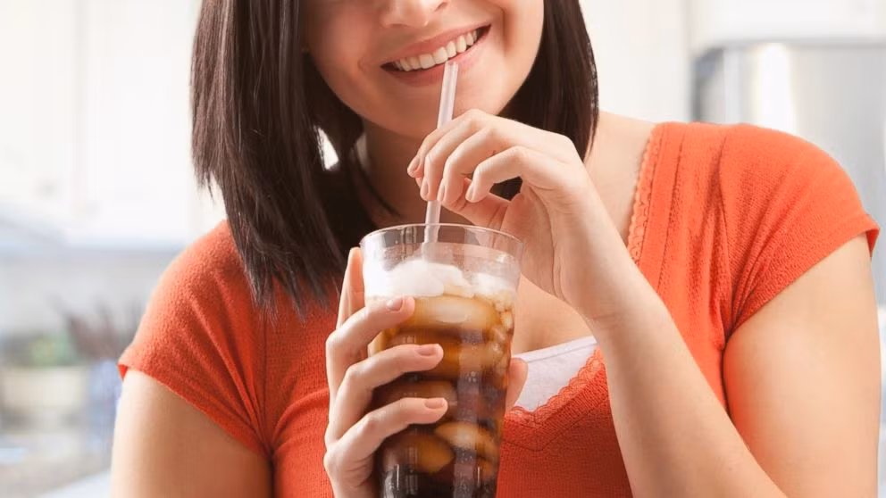 Soda tác động xấu tới việc kiểm soát tiểu đường, thúc đẩy tăng cân và giảm khả năng hấp thu glucose.