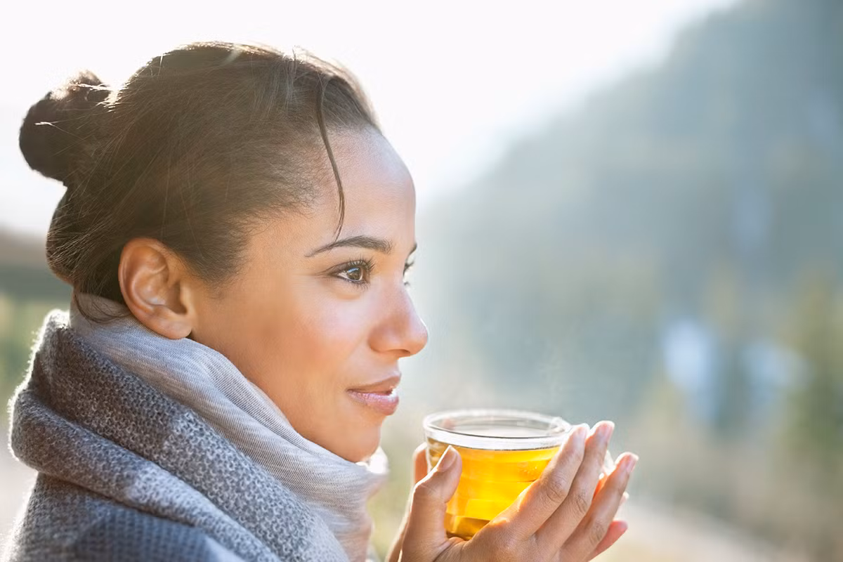 Uống trà xanh chứa polyphenols và polysaccharides giúp giảm nồng độ đường huyết hiệu quả.