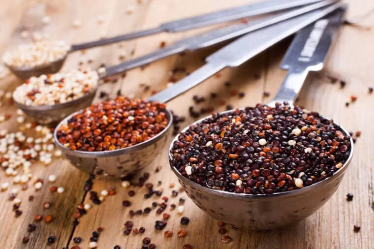 Hạt diêm mạch (quinoa) cung cấp protein, kẽm và khoáng chất hỗ trợ sự chuyển đổi các axit amin trở thành collagen bổ sung cho làn da mịn màng.