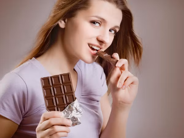 Socola đen cung cấp một lượng lớn chất chống oxy hoá và nhiều lợi ích về sức khoẻ. Chỉ 100 gam socola chứa 600 calo.