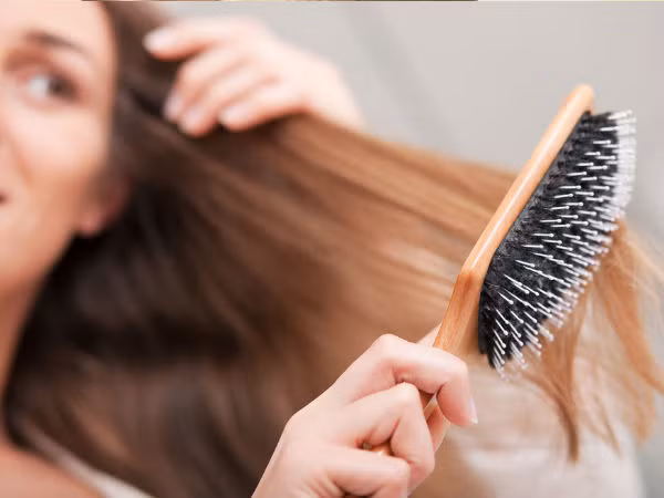 Để tạo độ phồng cho tóc, hãy chia tóc thành từng lớp mỏng theo chiều ngang, kéo ngược tóc lên phía trên rồi chải ngược về phần chân tóc.