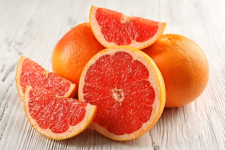 Bưởi chứa rất nhiều vitamin C, giúp tăng cường hệ miễn dịch. Các nghiên cứu đã chỉ ra rằng bưởi có thể làm giảm triệu chứng và sửa chữa các tổn thương của bệnh viêm khớp, tốt cho da dầu và tóc.