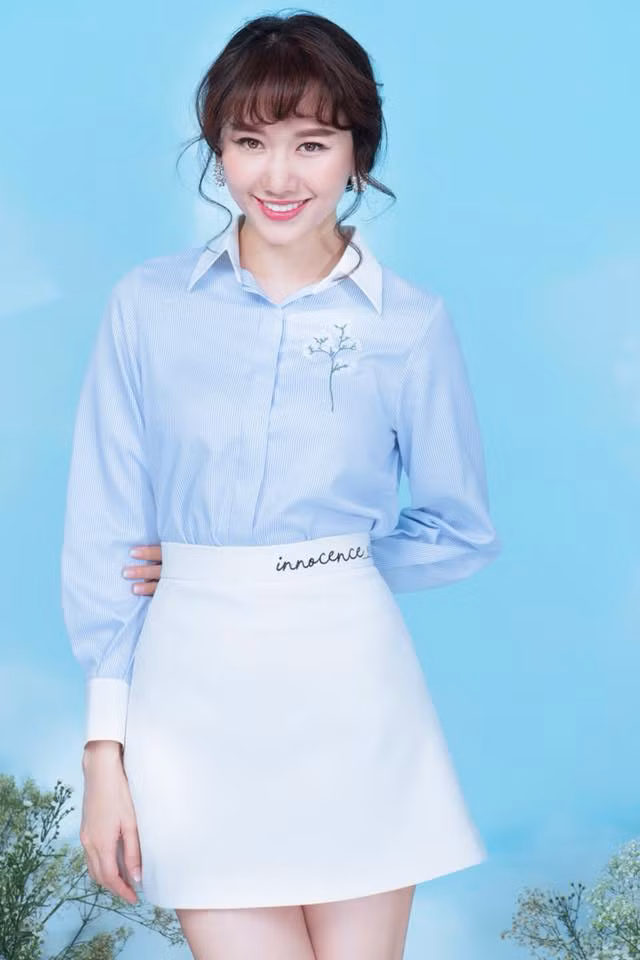 Bà xã Trấn Thành thực sự trẻ trung trong chiếc áo sơ mi xanh phối với chân váy chữ A màu trắng. Hari Won ngọt ngào trong chiếc váy tông màu pastel nhẹ nhàng được đính họa tiết lấp lánh cầu kì giúp cho hình ảnh của bà xã Trấn Thành luôn hoàn hảo trong mắt khán giả, dù đang mang một đôi dép lê. Khác hẳn vẻ nhí nhố thường ngày, thiết kế nền nã của chiếc váy giúp Hari ra dáng một quý cô thanh lịch.