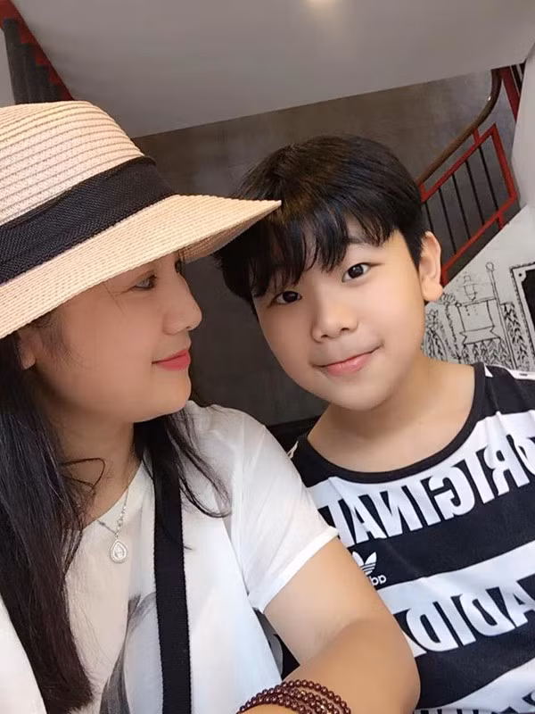 Thu Hà và bé Bill, con trai thứ 2 của chị. Được biết, con đầu của diễn viên Thu Hà đã 22 tuổi.