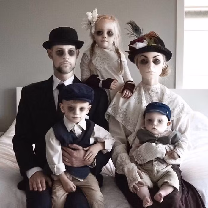 Bức ảnh cả gia đình hóa trang theo chủ đề Halloween.