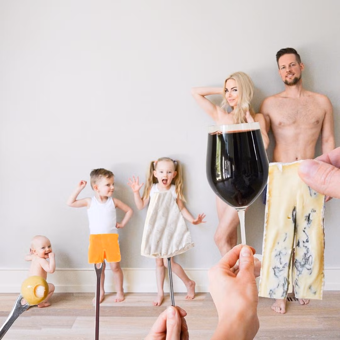 Kate Weiland là bà mẹ ba con, đồng thời là nhiếp ảnh gia với nhiều tác phẩm sáng tạo. Kate đặc biệt yêu thích kỹ thuật chụp ảnh phối cảnh đặc biệt.