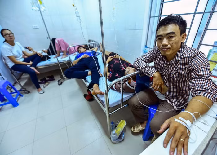 Mưa, nắng thay phiên nhau "hành hạ" Hà Nội khiến các bệnh viện trong thời gian này quá tải bệnh nhân mắc bệnh dịch mùa hè như sốt xuất huyết, tiêu chảy, viêm não, thủy đậu, đau mắt đỏ...