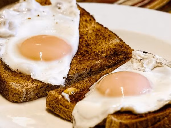 Bánh mì khi bị nướng cháy giải phóng một chất độc gọi là acrylamide, có thể gây ra những vấn đề về dạ dày và khó tiêu.