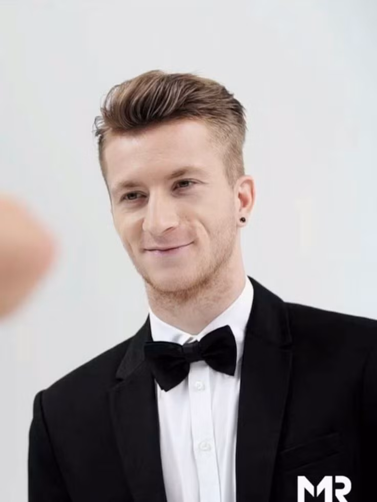 Reus sở hữu khuôn mặt điển trang và gu thời trang đơn giản nhưng rất năng động và cực ngầu.