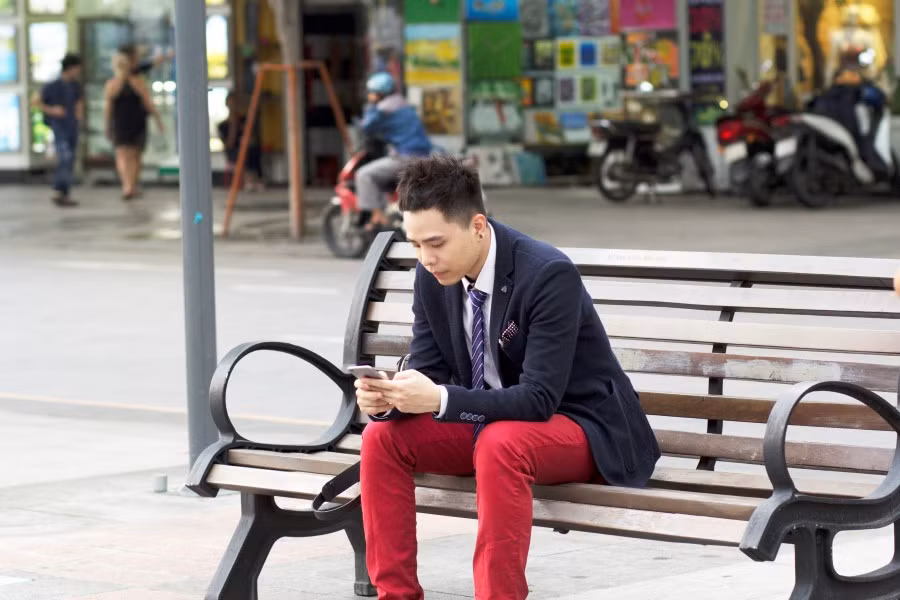 Đôi khi, anh còn rất cá tính khi chọn những trang phục tông màu rực rỡ.