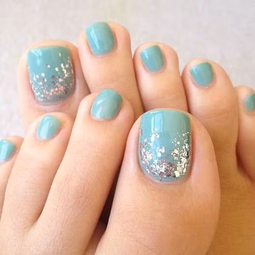 Nail xanh ánh nhũ cho cô nàng chân trắng.