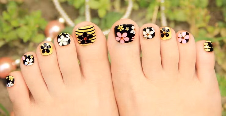 Các kiểu nail hoa lá cho cô nàng mộng mơ.